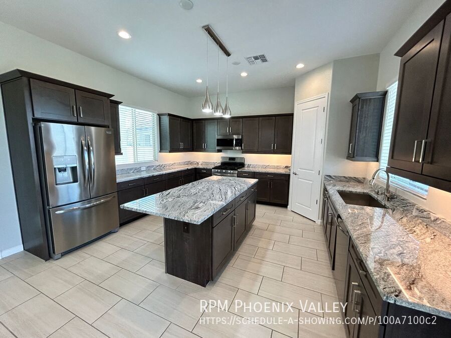 Gorgeous 4-Bedroom Home with Mountain Views in Gated Community property image