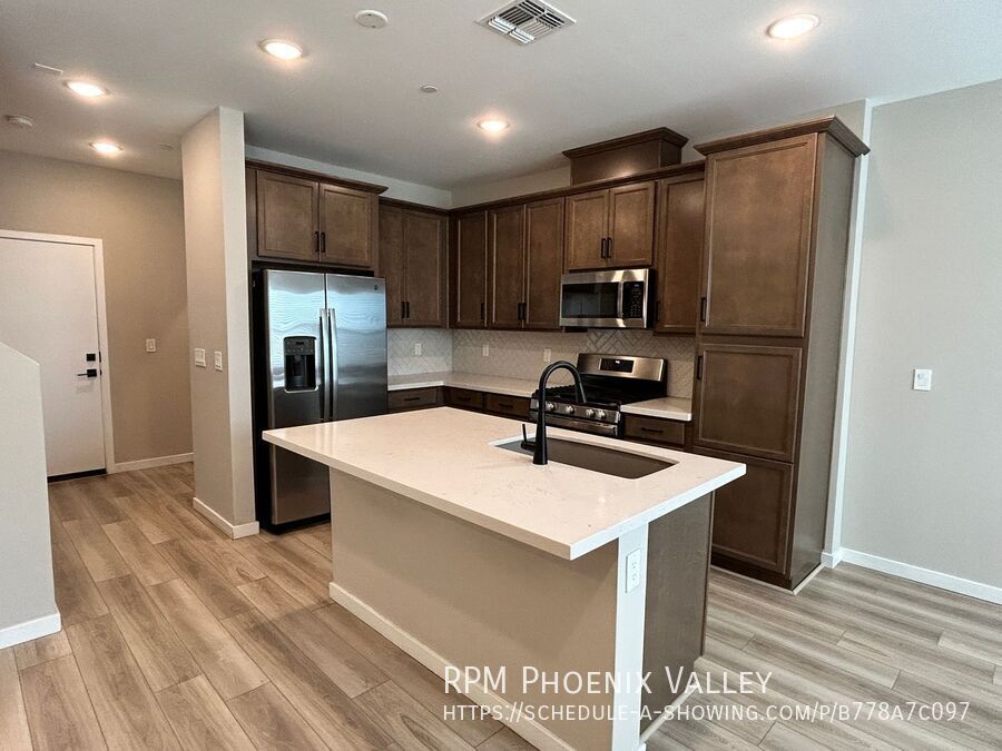 Modern 3-Bedroom Townhome in Gated Layton Lakes – Updated & Move-In Ready! property image