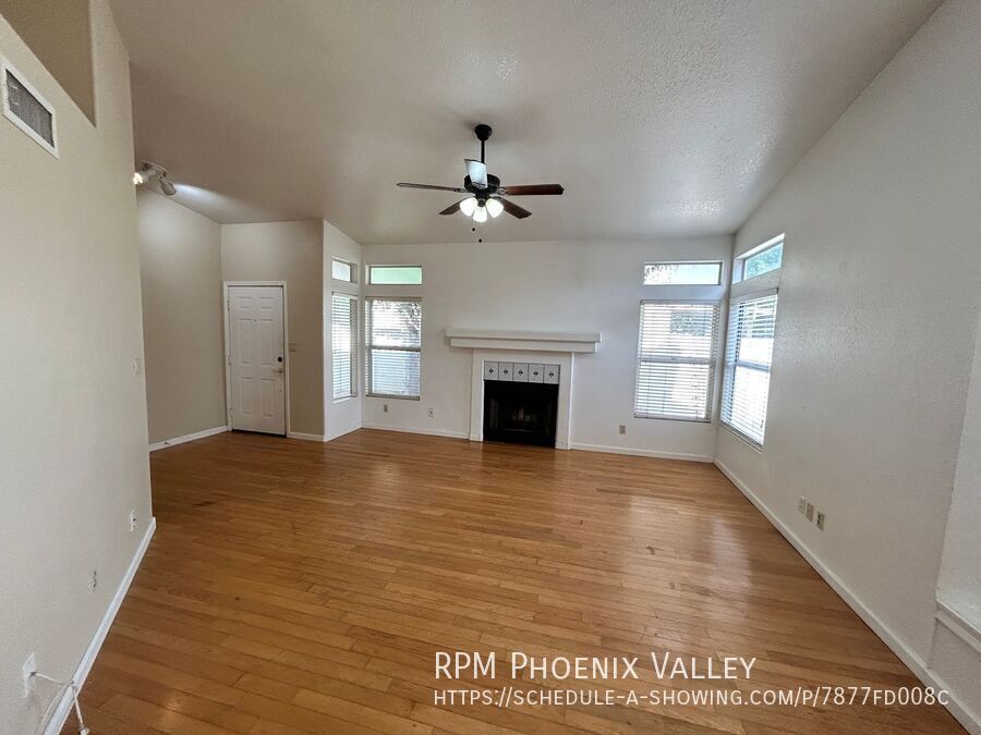 SINGLE LEVEL 3Bdm 2Ba Home w/ NO CARPET - Located in Val Vista Lakes!!! property image