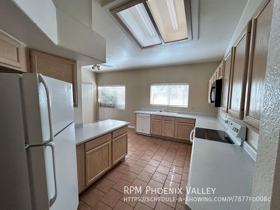 SINGLE LEVEL 3Bdm 2Ba Home w/ NO CARPET - Located in Val Vista Lakes!!! property image