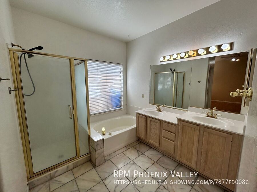SINGLE LEVEL 3Bdm 2Ba Home w/ NO CARPET - Located in Val Vista Lakes!!! property image