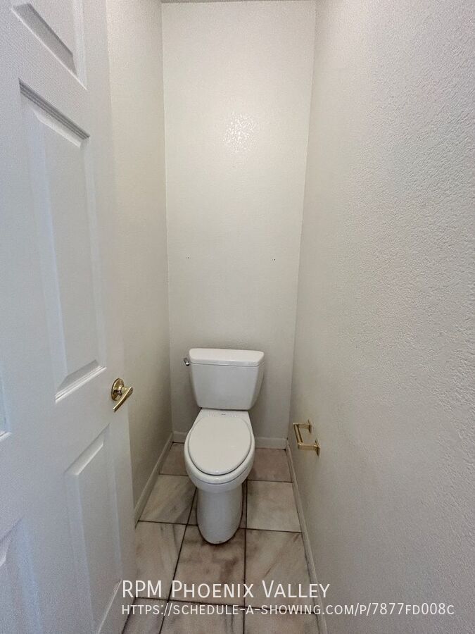 SINGLE LEVEL 3Bdm 2Ba Home w/ NO CARPET - Located in Val Vista Lakes!!! property image