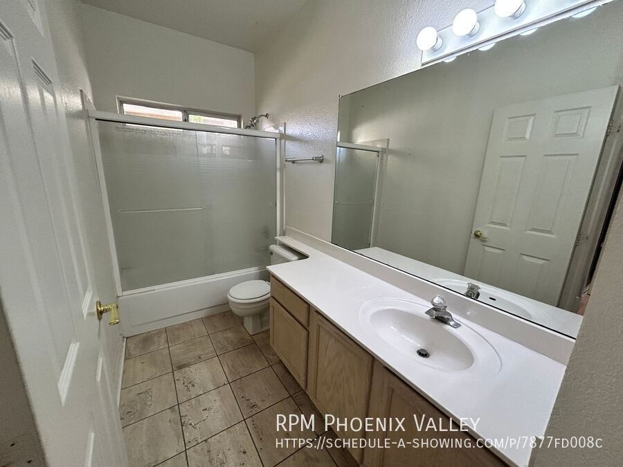 SINGLE LEVEL 3Bdm 2Ba Home w/ NO CARPET - Located in Val Vista Lakes!!! property image
