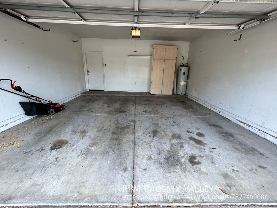 SINGLE LEVEL 3Bdm 2Ba Home w/ NO CARPET - Located in Val Vista Lakes!!! property image