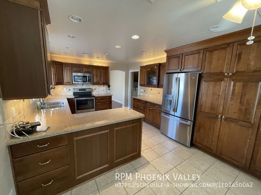 Beautiful 3 Bed / 2 Bath Home in Prime Location – Right Off the 101! *NO Carpet* property image