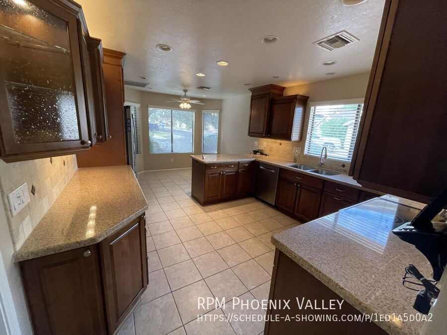 Beautiful 3 Bed / 2 Bath Home in Prime Location – Right Off the 101! *NO Carpet* property image