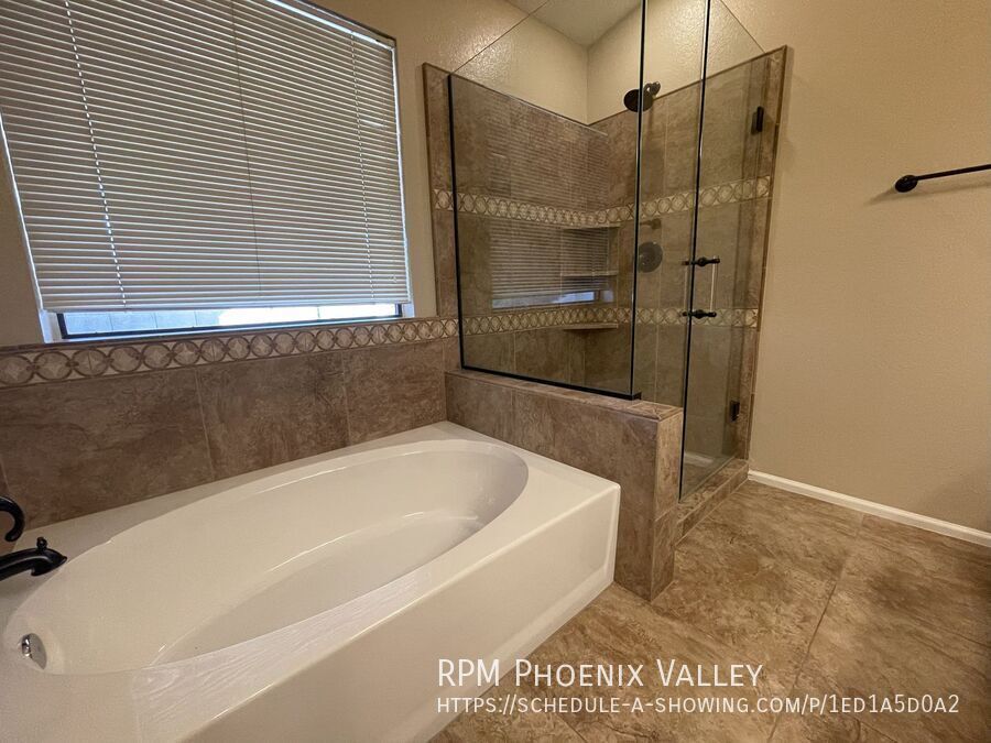 Beautiful 3 Bed / 2 Bath Home in Prime Location – Right Off the 101! *NO Carpet* property image