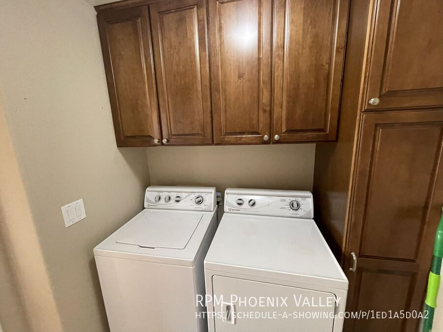 Beautiful 3 Bed / 2 Bath Home in Prime Location – Right Off the 101! *NO Carpet* property image