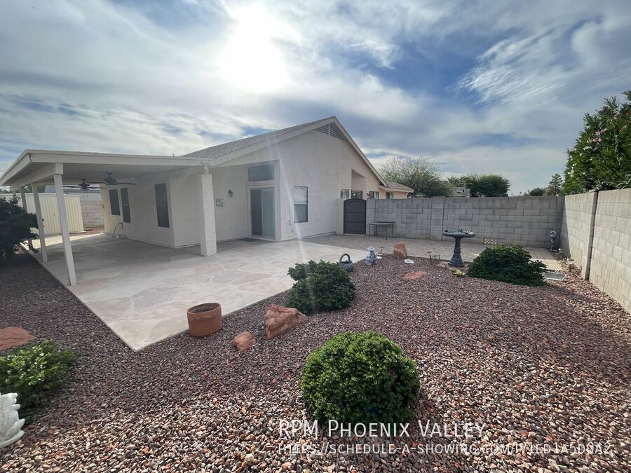 Beautiful 3 Bed / 2 Bath Home in Prime Location – Right Off the 101! *NO Carpet* property image