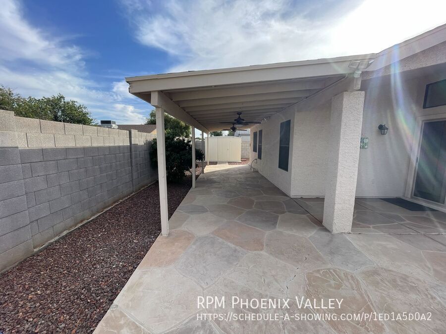 Beautiful 3 Bed / 2 Bath Home in Prime Location – Right Off the 101! *NO Carpet* property image