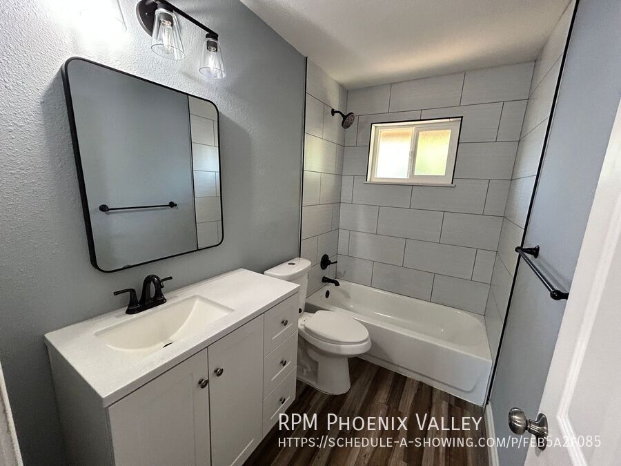 Move-In Special! Updated 2Bdm 1BA apartment *NO* Carpet property image