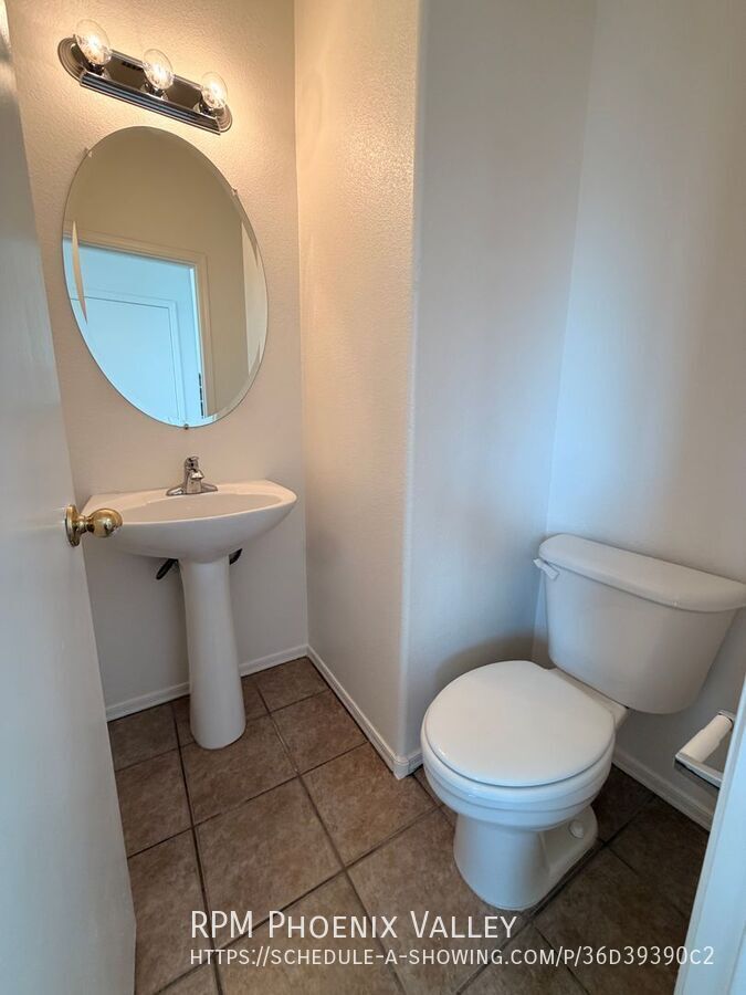 End Unit Tempe Townhome w/Garage *NEW* Paint property image