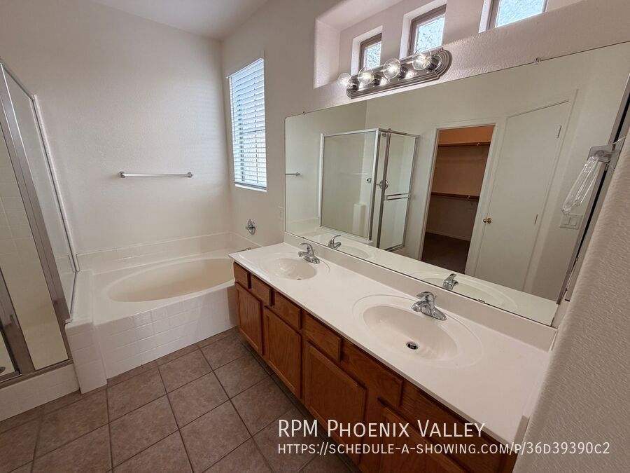End Unit Tempe Townhome w/Garage *NEW* Paint property image