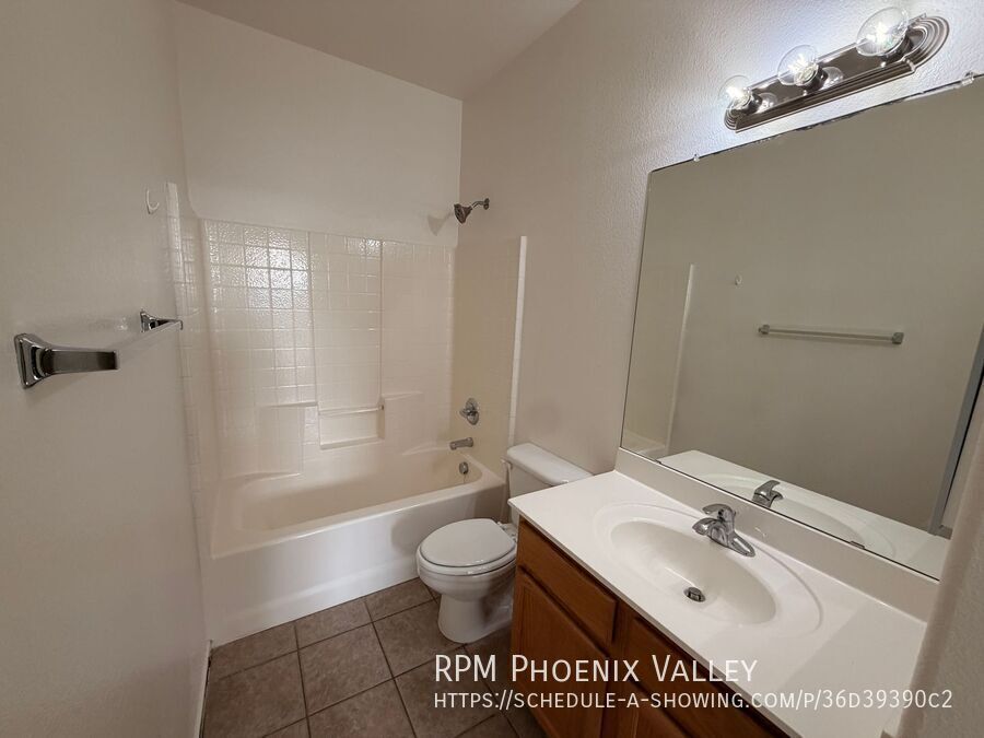 End Unit Tempe Townhome w/Garage *NEW* Paint property image