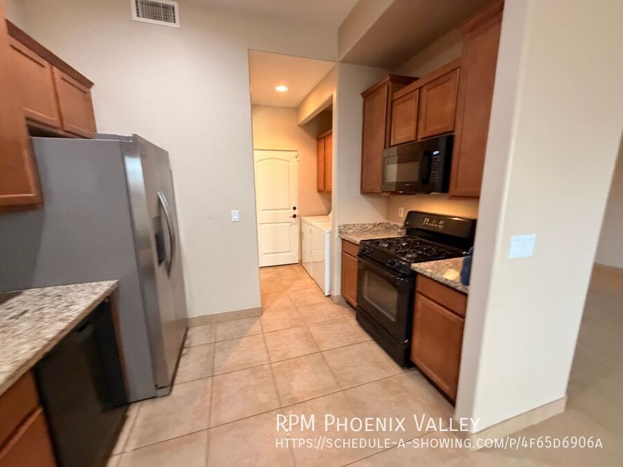 End Unit *Gated* Downtown Phx Townhome 2 Car Garage! property image