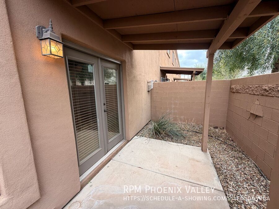 End Unit *Gated* Downtown Phx Townhome 2 Car Garage! property image