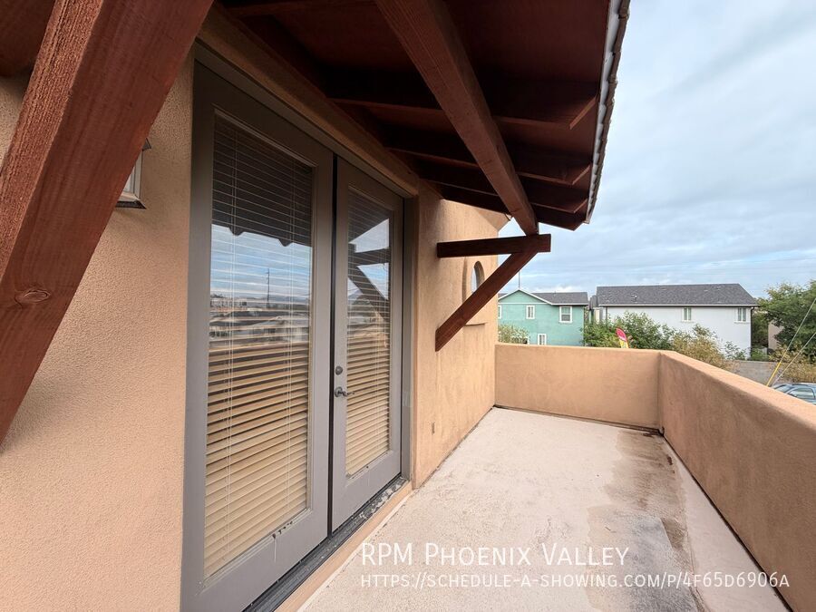 End Unit *Gated* Downtown Phx Townhome 2 Car Garage! property image