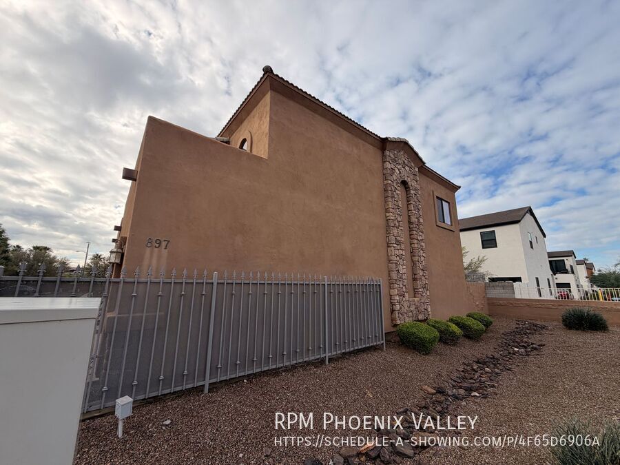 End Unit *Gated* Downtown Phx Townhome 2 Car Garage! property image