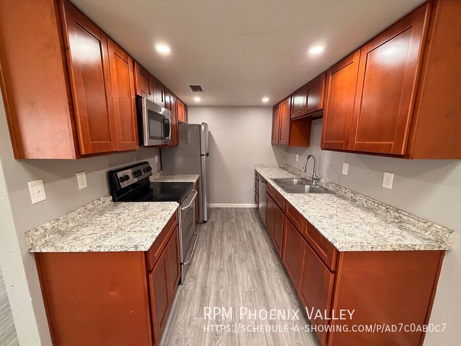 Move-In Special! *NEW* Flooring, *NO* Carpet, Single Story Townhome! property image