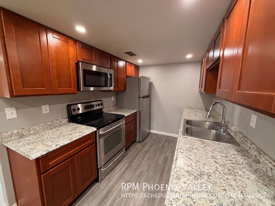 Move-In Special! *NEW* Flooring, *NO* Carpet, Single Story Townhome! property image