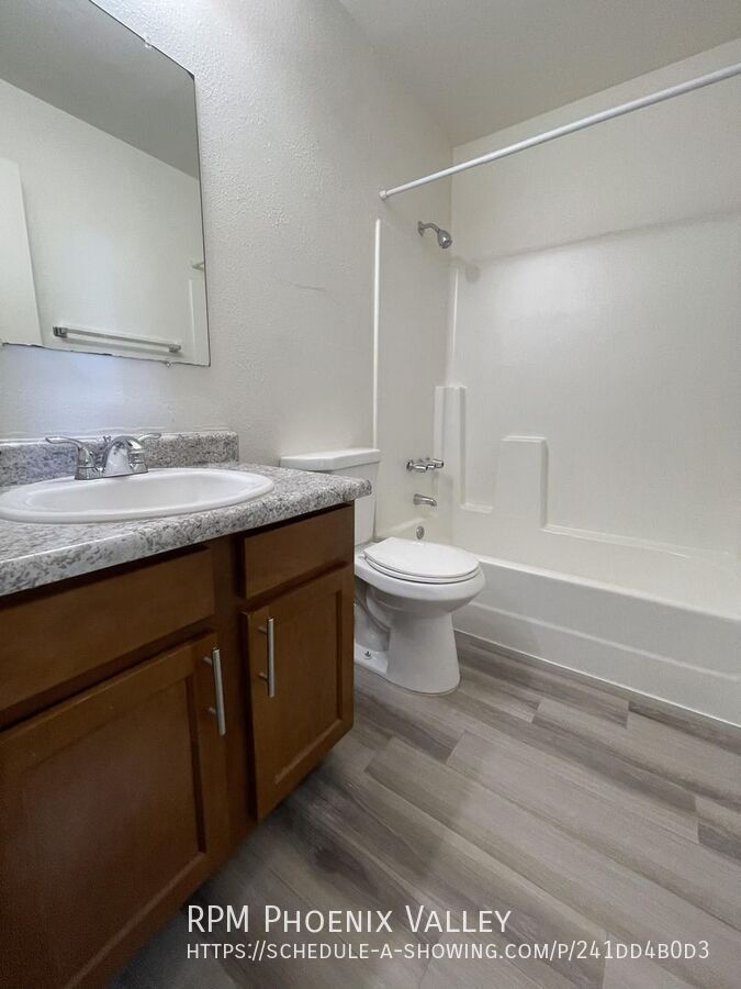 Move-In Special! 2Bdm 2Ba Glendale Unit with *NO* Carpet property image