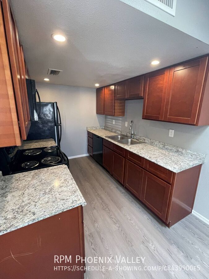 Updated Single Story 2Bdm - 2 Ba Glendale Unit with *NO Carpet* property image