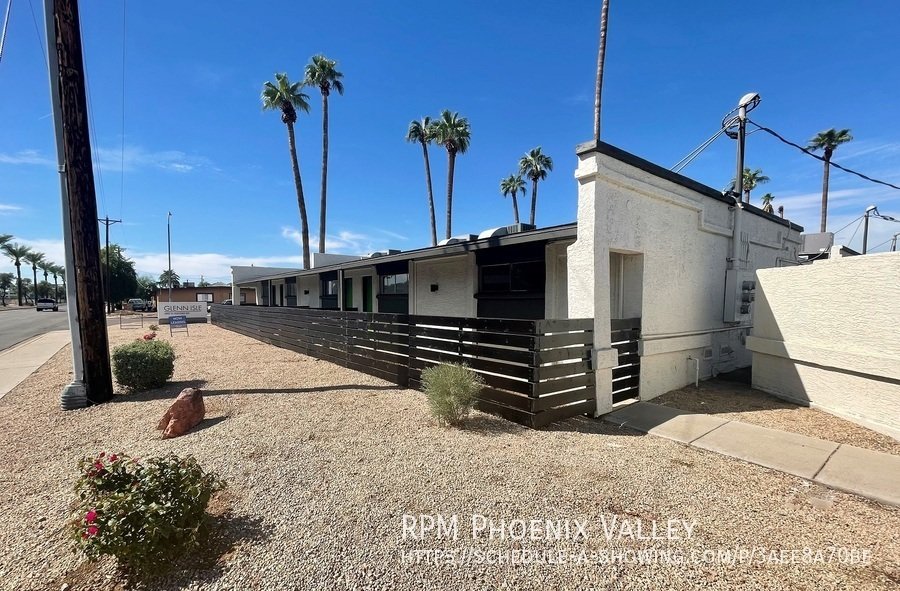 Welcome Home to the Glenn Isle Community! 1Ba 1 Ba unit with an enclosed patio property image