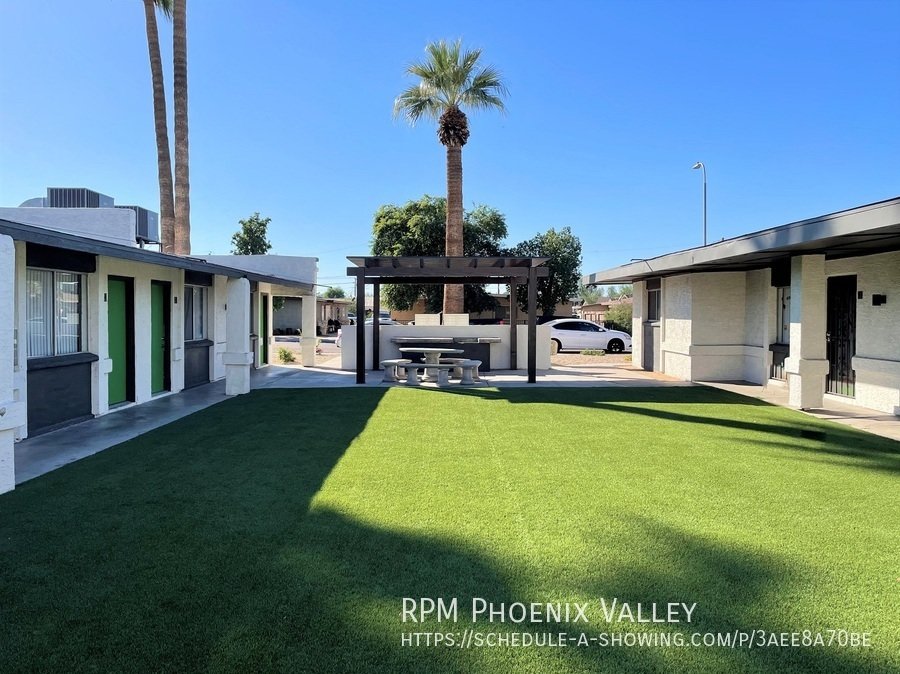 Welcome Home to the Glenn Isle Community! 1Ba 1 Ba unit with an enclosed patio property image