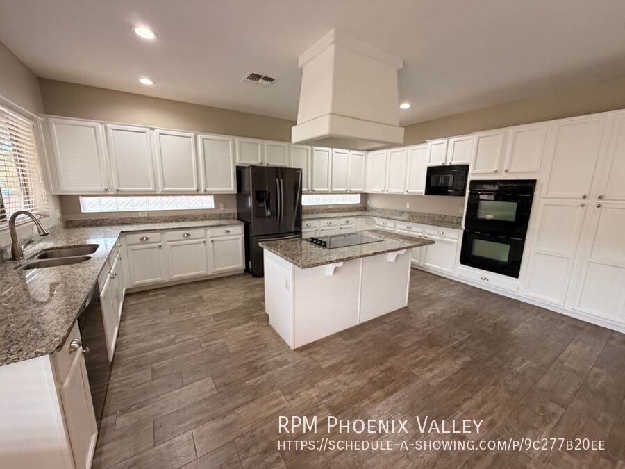 Spacious 5Bdm 3.5Ba Litchfield Park Home in a Small Gated Community property image