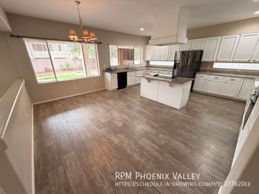 Spacious 5Bdm 3.5Ba Litchfield Park Home in a Small Gated Community property image