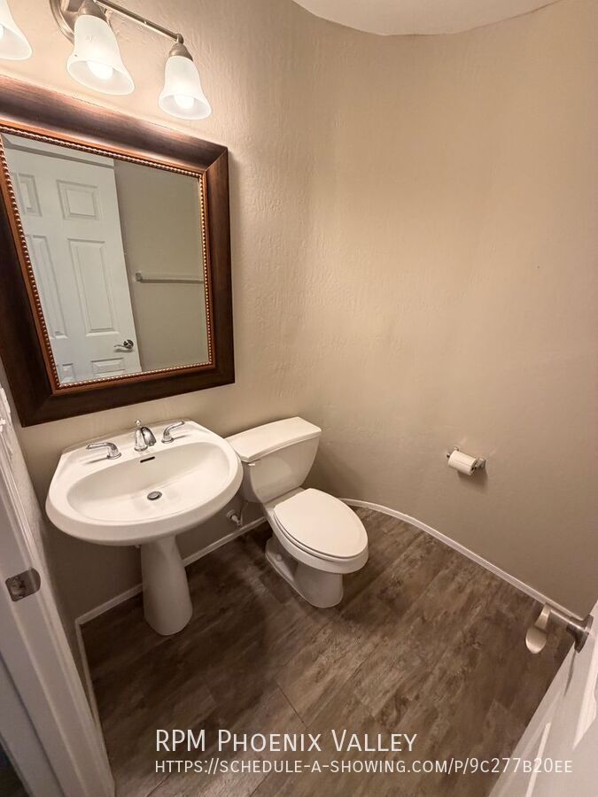 Spacious 5Bdm 3.5Ba Litchfield Park Home in a Small Gated Community property image