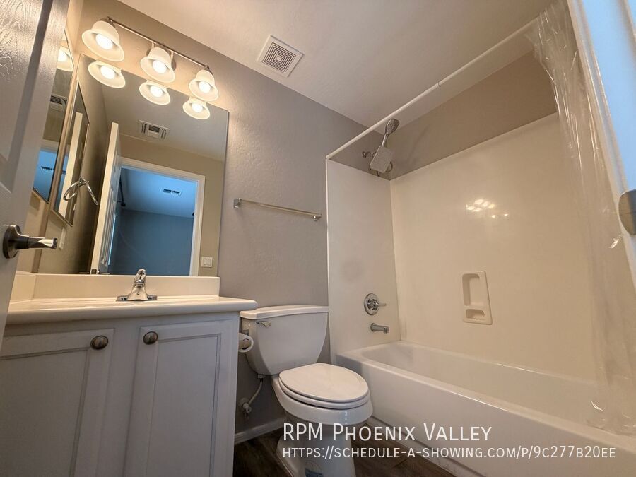 Spacious 5Bdm 3.5Ba Litchfield Park Home in a Small Gated Community property image