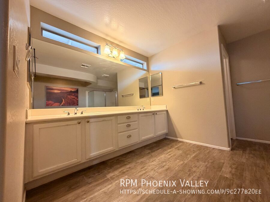 Spacious 5Bdm 3.5Ba Litchfield Park Home in a Small Gated Community property image