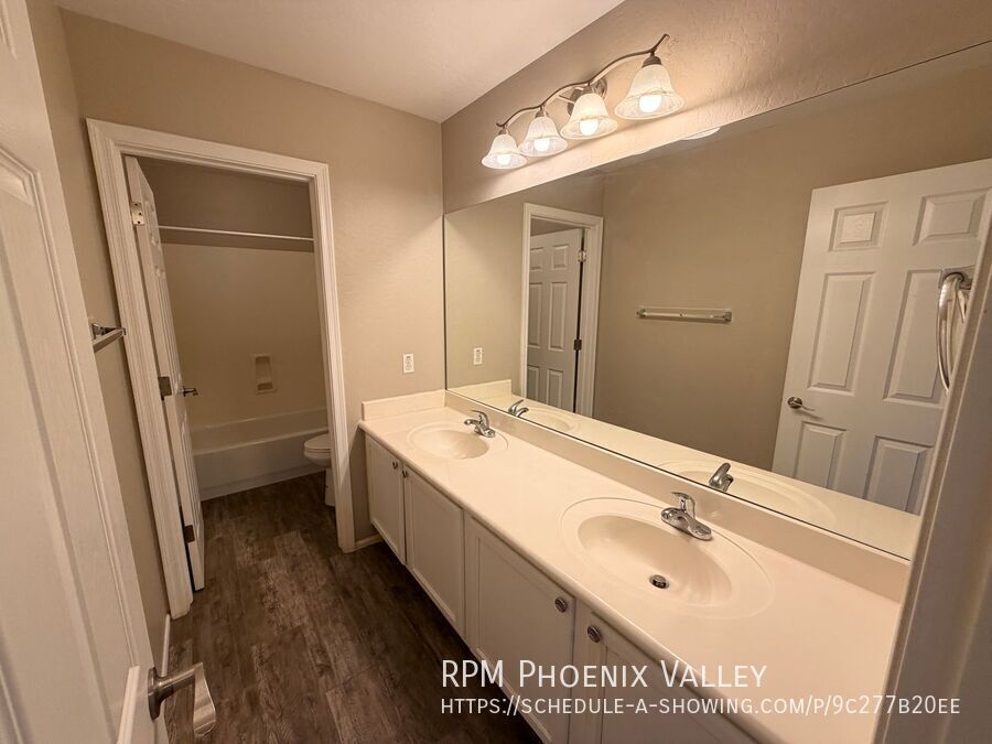 Spacious 5Bdm 3.5Ba Litchfield Park Home in a Small Gated Community property image