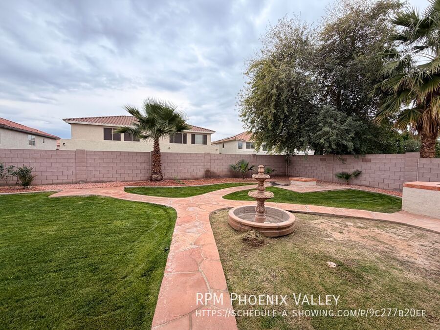 Spacious 5Bdm 3.5Ba Litchfield Park Home in a Small Gated Community property image