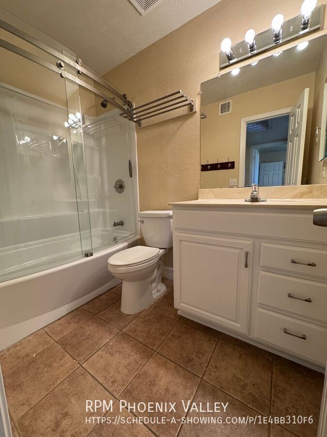 Spacious 4bdm 2Ba Tempe Home with New Kitchen and a Pool! property image