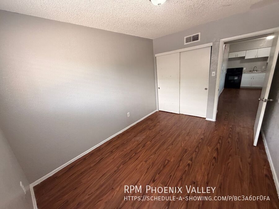 Fantastic 2Bdm 1Ba Glendale Unit with Enclosed Patio and 