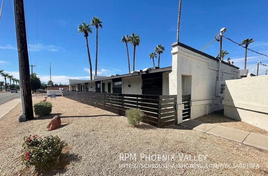 Fantastic 2Bdm 1Ba Glendale Unit with Enclosed Patio and 