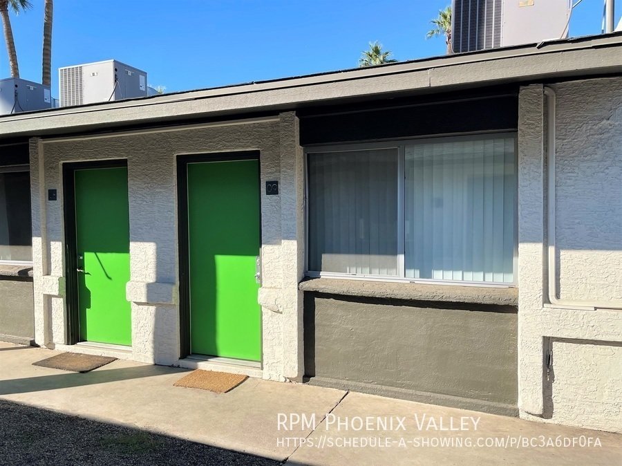 Fantastic 2Bdm 1Ba Glendale Unit with Enclosed Patio and 