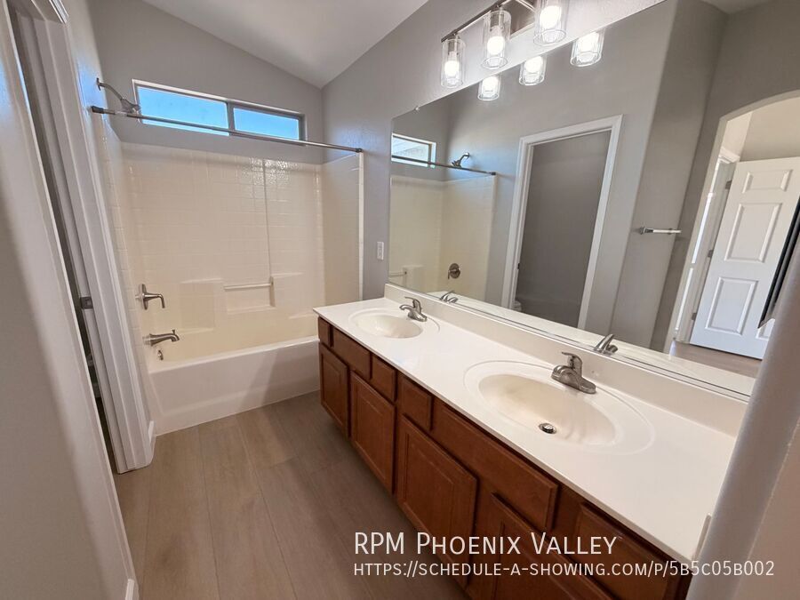 Fantastic 3Bdm 2.5Ba Avondale Home with ⭐New Floors and New Paint⭐ property image