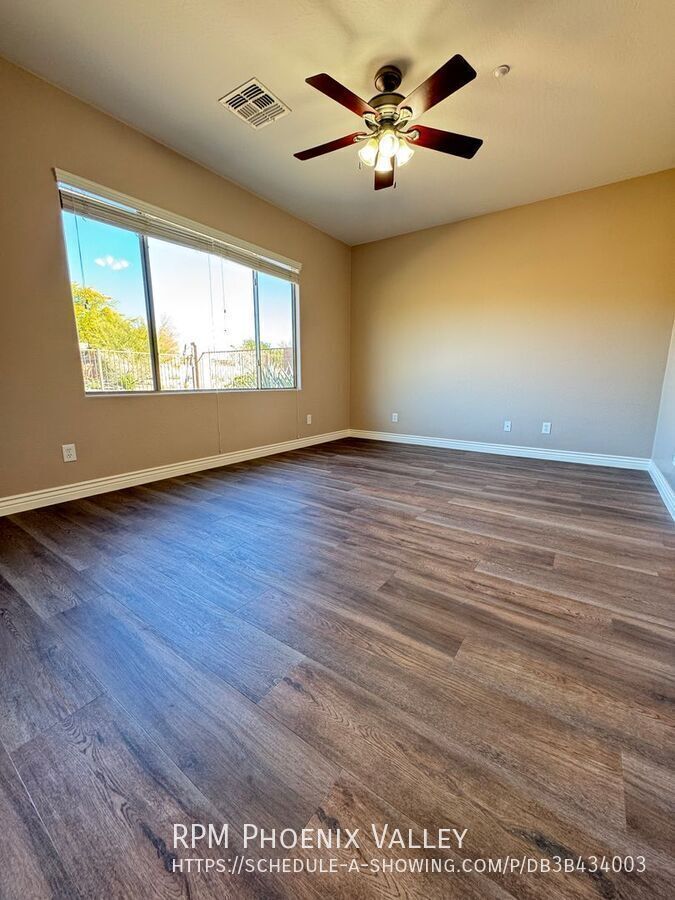 Beautiful 3Bdm 2Ba Anthem Home with ⭐New Floors and New Paint⭐in a Golf Community property image