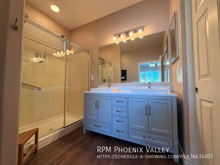 Beautiful 3Bdm 2Ba Anthem Home with ⭐New Floors and New Paint⭐in a Golf Community property image