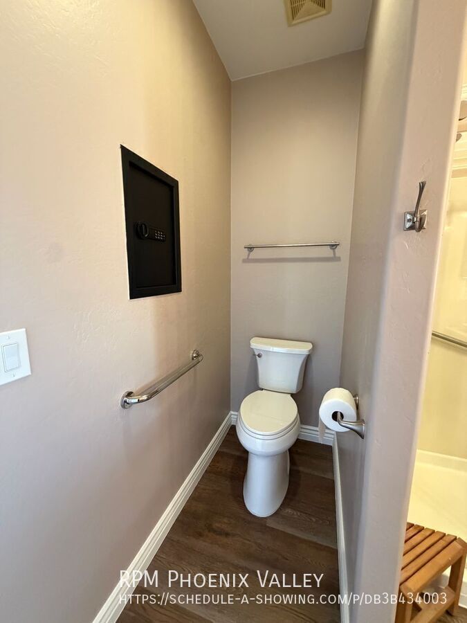 Beautiful 3Bdm 2Ba Anthem Home with ⭐New Floors and New Paint⭐in a Golf Community property image