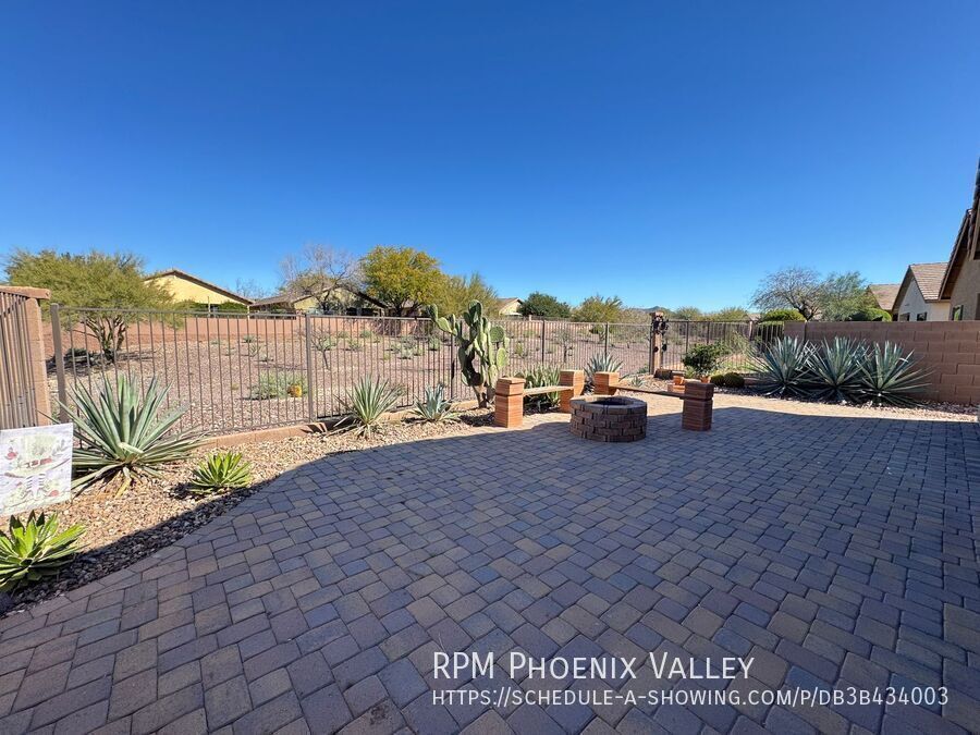 Beautiful 3Bdm 2Ba Anthem Home with ⭐New Floors and New Paint⭐in a Golf Community property image