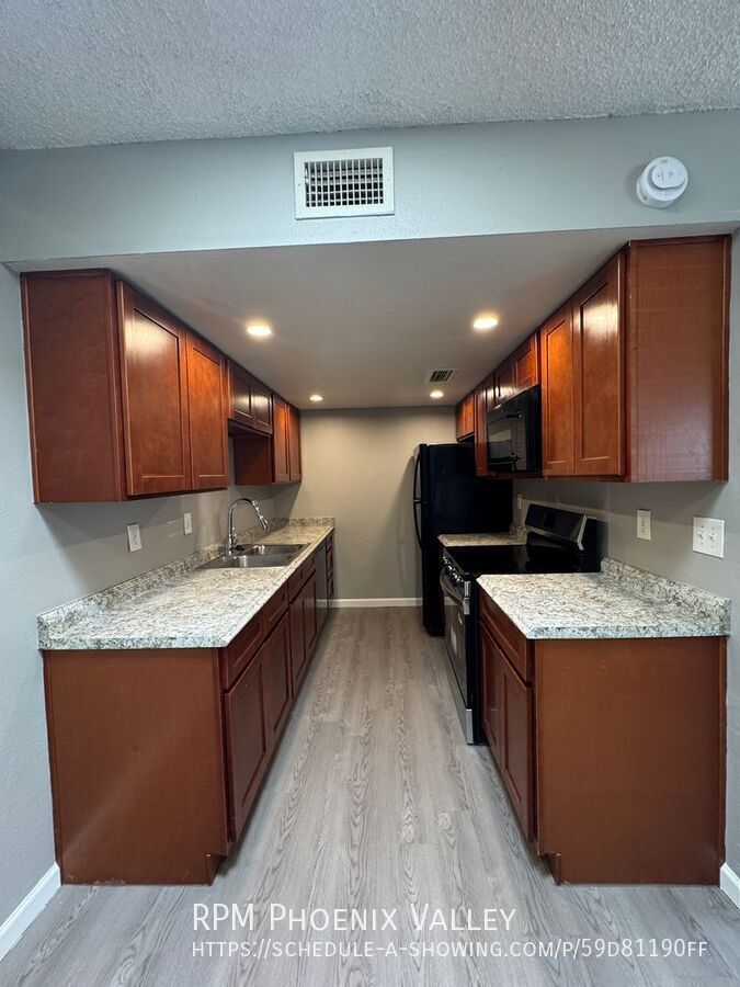 Updated Single Story 2Bdm - 2 Ba Glendale Unit with New Floors and Paint *No Carpet* property image