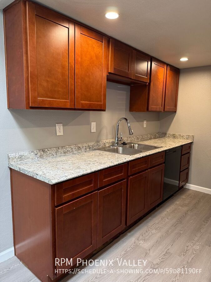 Updated Single Story 2Bdm - 2 Ba Glendale Unit with New Floors and Paint *No Carpet* property image