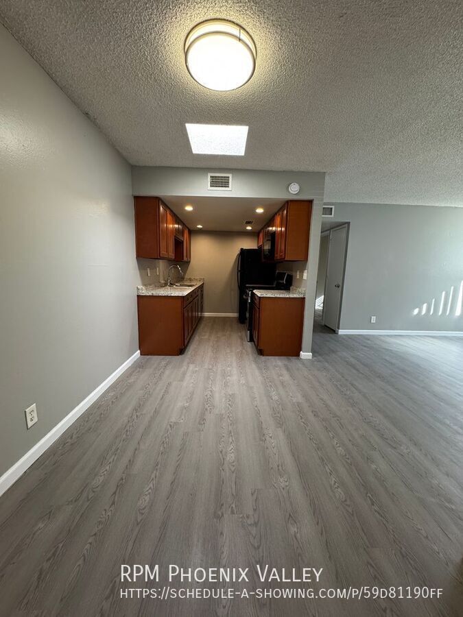 Updated Single Story 2Bdm - 2 Ba Glendale Unit with New Floors and Paint *No Carpet* property image