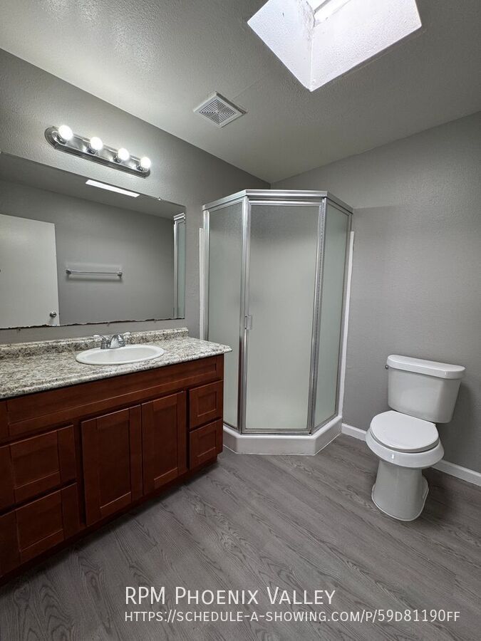 Updated Single Story 2Bdm - 2 Ba Glendale Unit with New Floors and Paint *No Carpet* property image