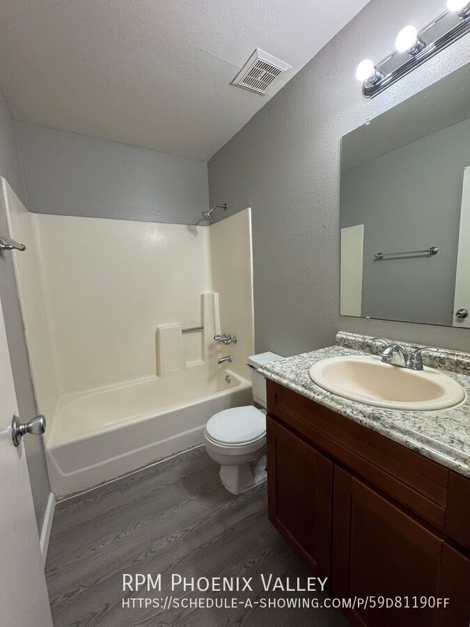 Updated Single Story 2Bdm - 2 Ba Glendale Unit with New Floors and Paint *No Carpet* property image