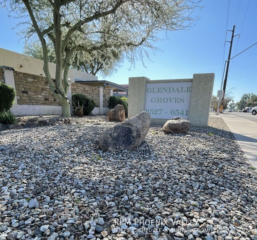 Updated Single Story 2Bdm - 2 Ba Glendale Unit with New Floors and Paint *No Carpet* property image